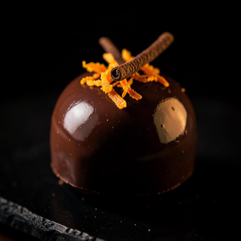 Bombom Laranja & Cravinho: chocolate negro com laranja e cravinho, da Coleção Noël da CACAO NOIR